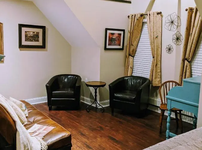 Deluxe Queen Suite