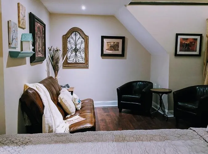 Deluxe Queen Suite